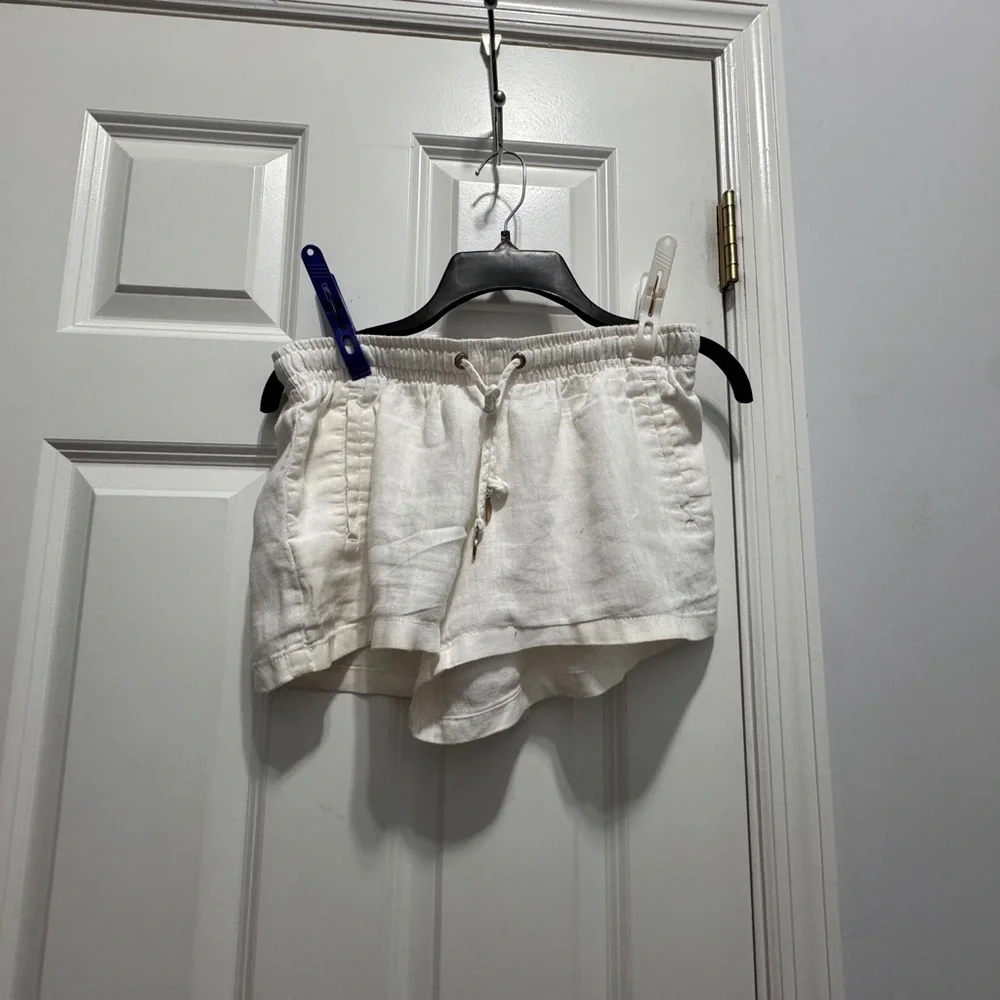 Lilly Pulitzer size small white 100%  linen shorts